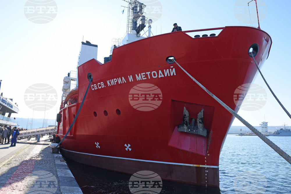 Лошото време забавя завръщането на научноизследователския кораб „Св. св. Кирил и Методий“ във Варна