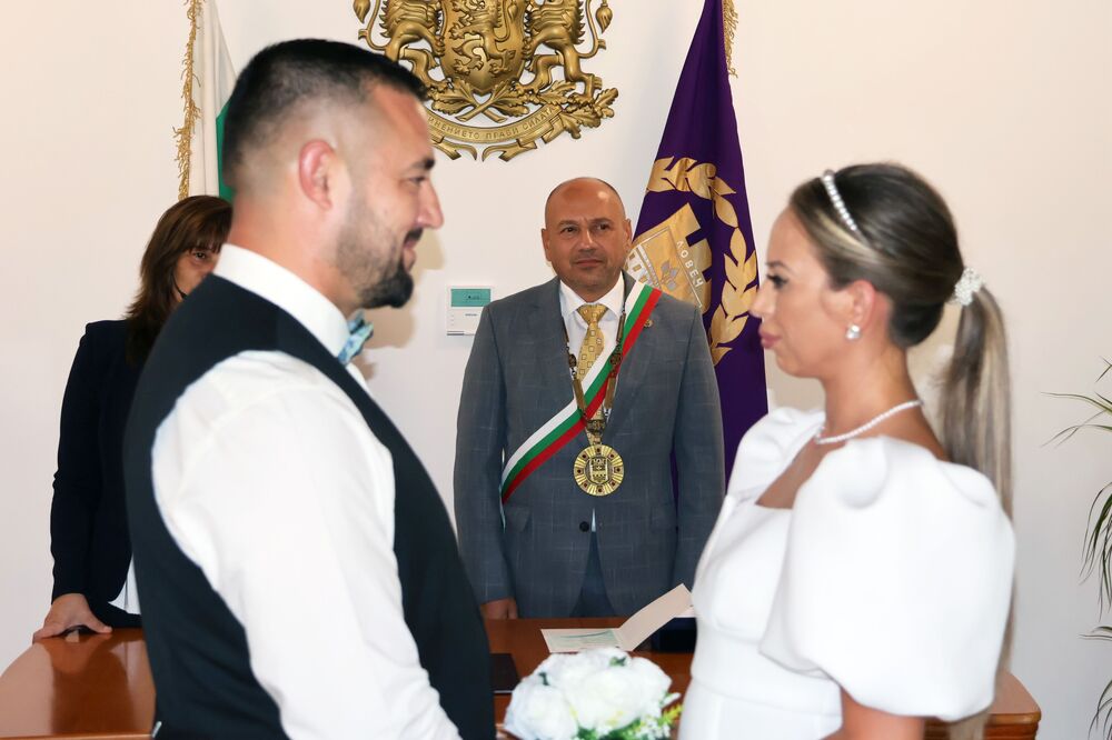 Община Ловеч: Първи граждански брак в новата ритуална зала в Младежкия дом