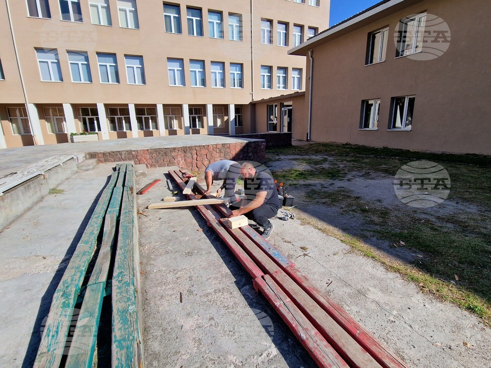 Родители обновиха двора на Основно училище „Св. Иван Рилски“ в Перник