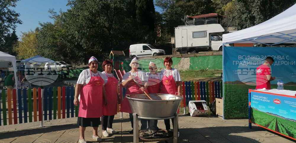 Сто килограма лютеница приготвиха в старозагорското село Богомилово