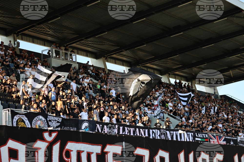 Фондация "100 години Локомотив Пловдив" и фенклубът на "черно-белите" организират фотоизложба във връзка с откриването трибуна "Спортклуб"