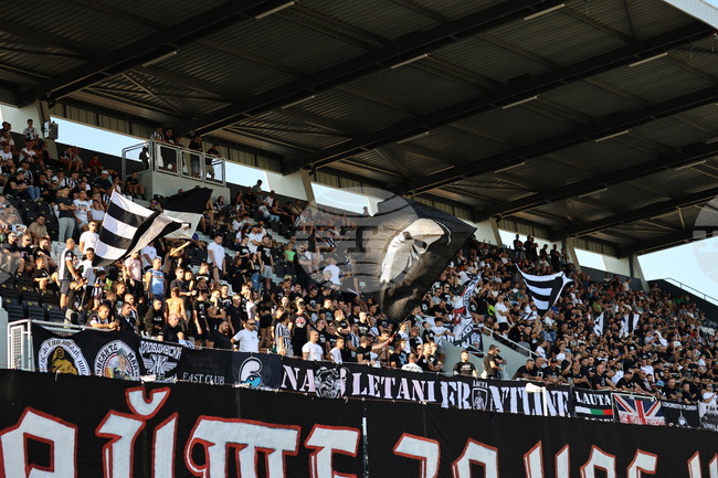 Фондация "100 години Локомотив Пловдив" и фенклубът на "черно-белите" организират фотоизложба във връзка с откриването трибуна "Спортклуб"