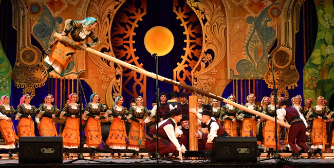 Национален фолклорен ансамбъл “Филип Кутев” представя в Добрич концерт-спектакъла “Ела се вие, превива”