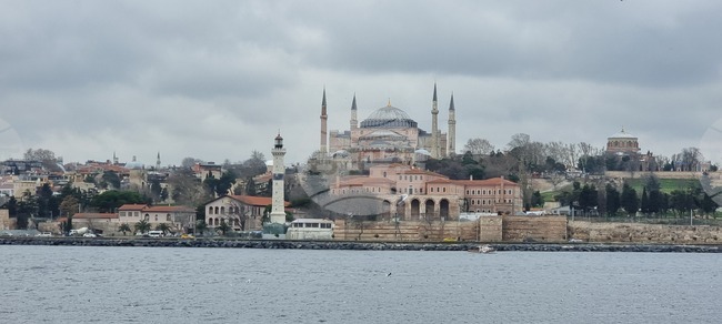 Турски съд остави в ареста двадесет и двама задържани в рамките на корупционно разследване в Истанбулска голяма община 