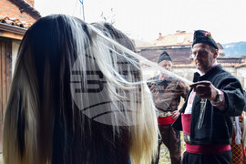 Разлог - кукери - подготовка - „Старчевата“