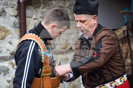 Разлог - кукери - подготовка - „Старчевата“