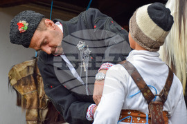 Разлог - кукери - подготовка - „Старчевата“