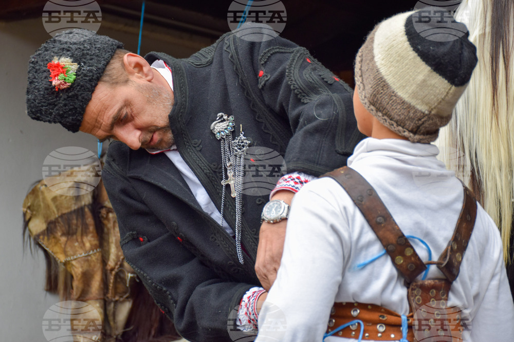 Разлог - кукери - подготовка - „Старчевата“