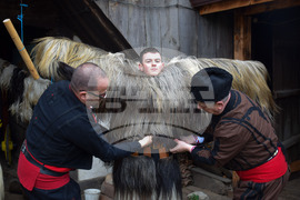 Разлог - кукери - подготовка - „Старчевата“