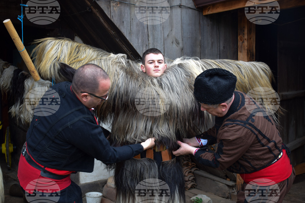 Разлог - кукери - подготовка - „Старчевата“