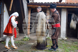 Разлог - кукери - подготовка - „Старчевата“