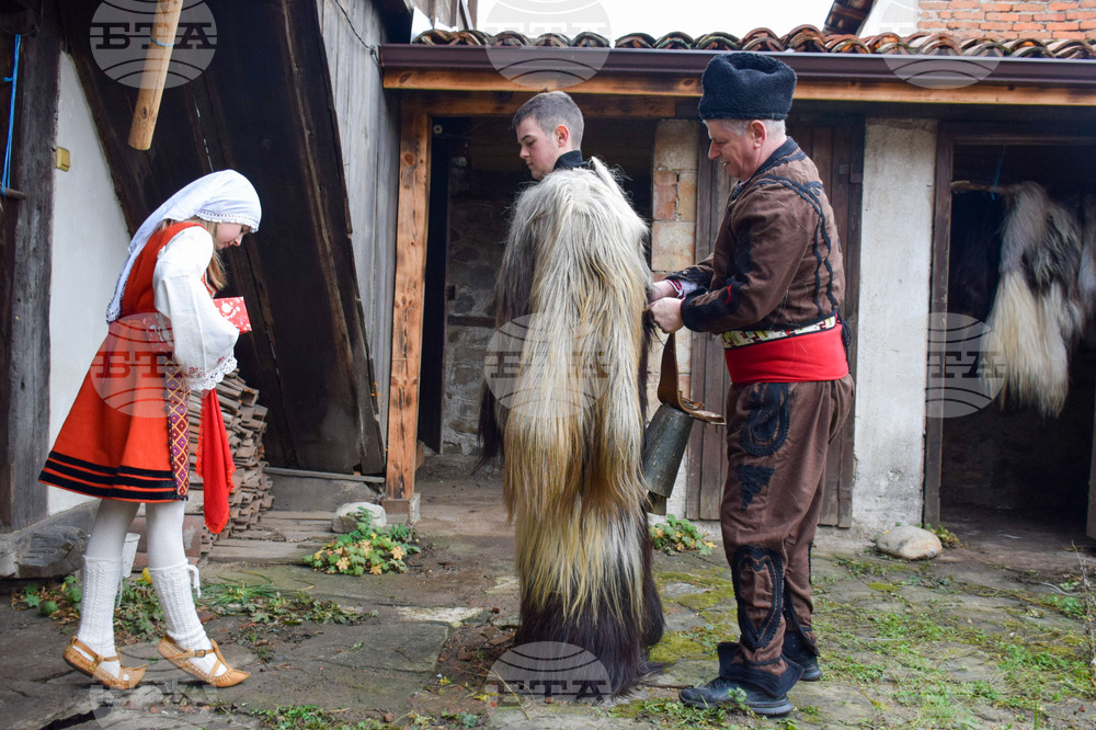 Разлог - кукери - подготовка - „Старчевата“