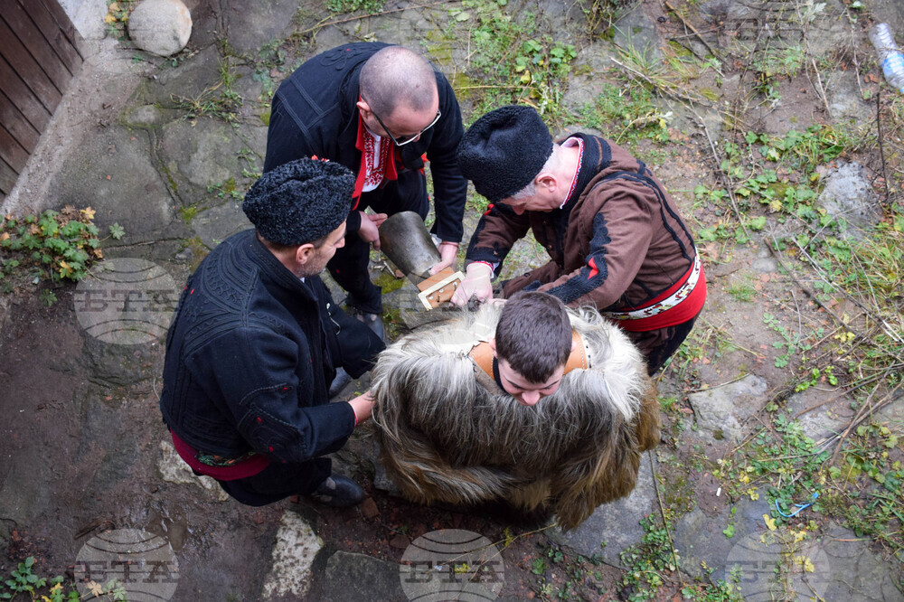 Разлог - кукери - подготовка - „Старчевата“