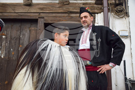 Разлог - кукери - подготовка - „Старчевата“