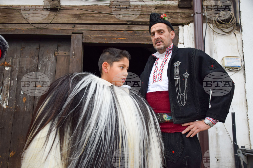 Разлог - кукери - подготовка - „Старчевата“