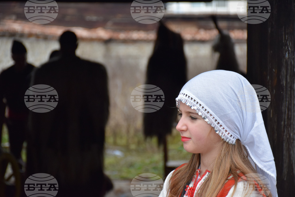 Разлог - кукери - подготовка - „Старчевата“