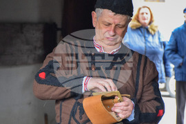 Разлог - кукери - подготовка - „Старчевата“