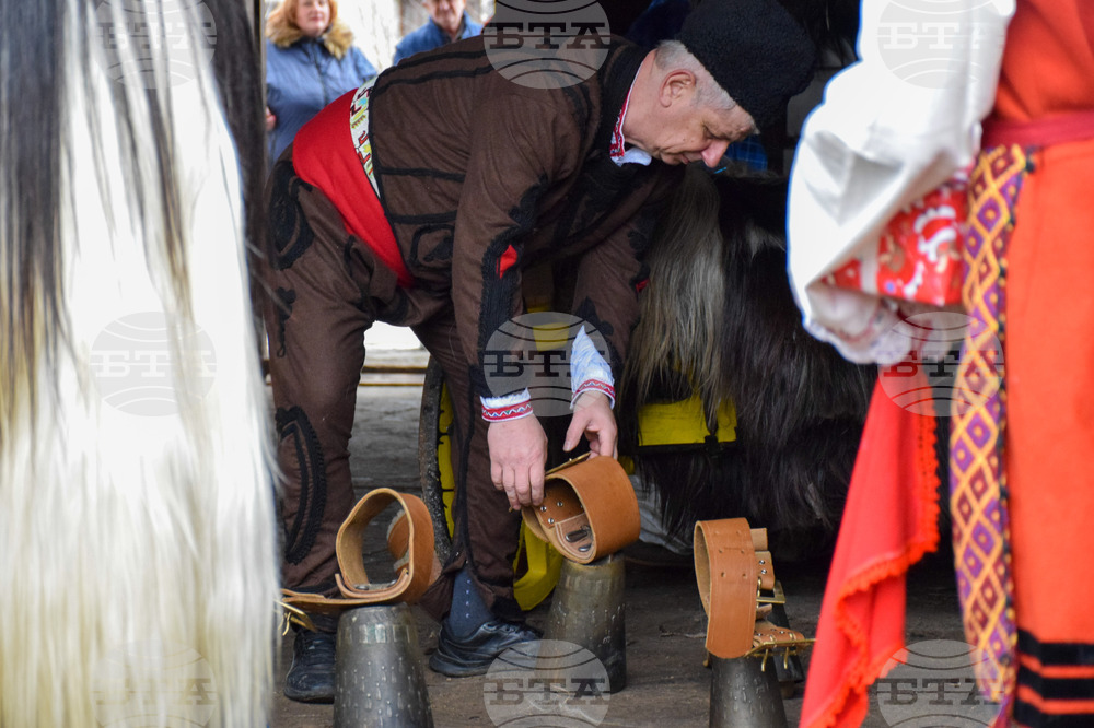 Разлог - кукери - подготовка - „Старчевата“