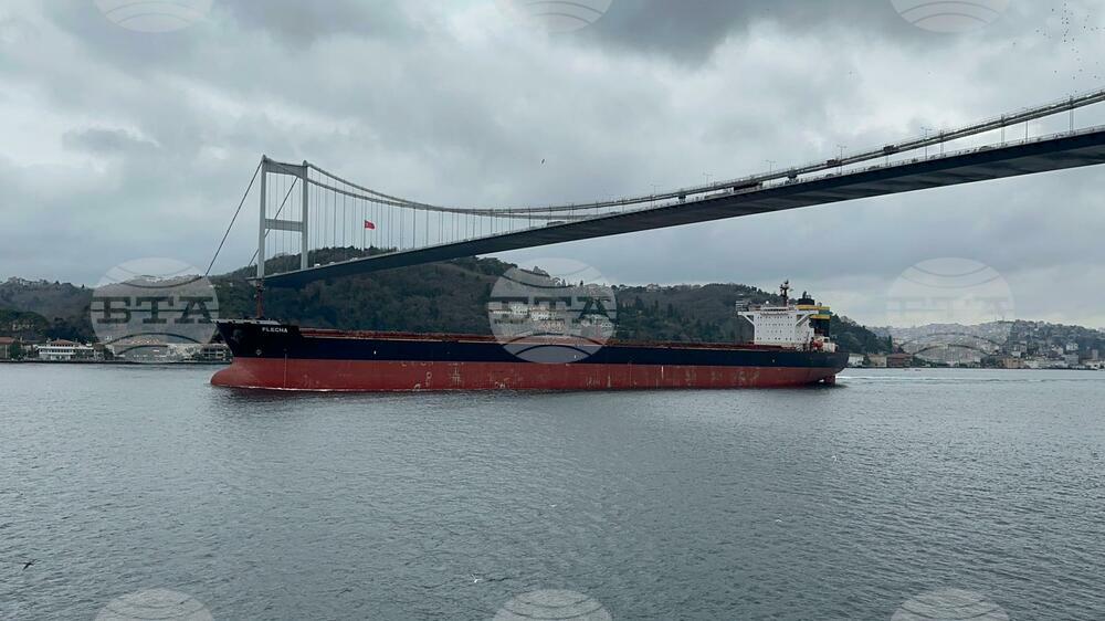 Трафикът на кораби през Босфора временно спря заради мъгла