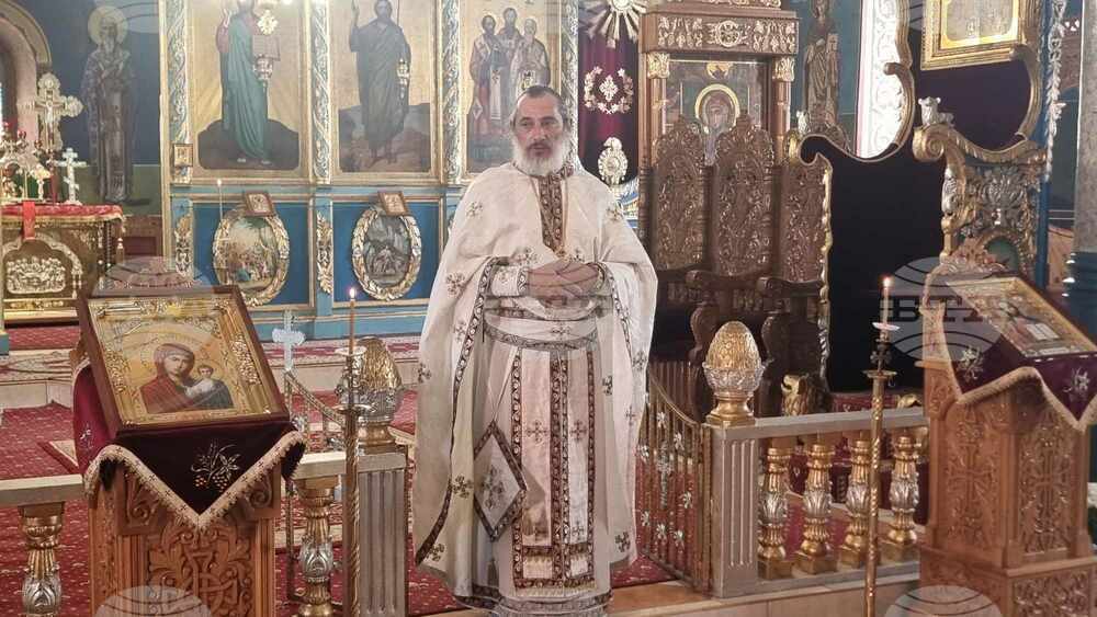 Обичайте ближния си, призова миряните отец Добри Върбанов в катедралния храм „Св. св. първоапостоли Петър и Павел" в Силистра