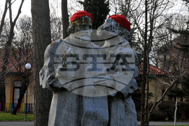 Бургас - Морска градина - скулптура  на Кирил и Методий - вандалска проява