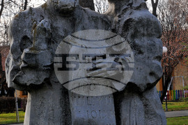 Бургас - Морска градина - скулптура  на Кирил и Методий - вандалска проява