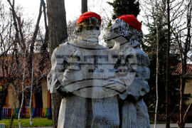 Бургас - Морска градина - скулптура  на Кирил и Методий - вандалска проява