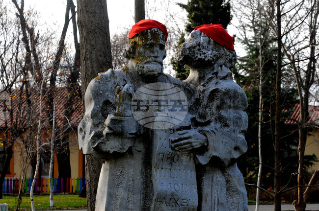 Бургас - Морска градина - скулптура на Кирил и Методий - вандалска проява