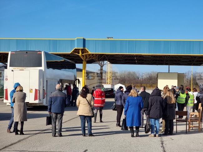 Русе - деца от зони на военен конфликт в Украйна пристигнаха на ГКПП "Дунав мост"