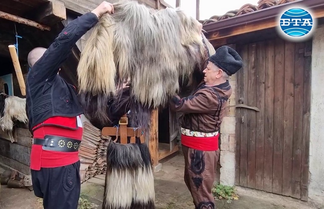 Кукерските групи от Разлог се подготвят да изгонят злото със звън на чанове и костюми на „чауши“