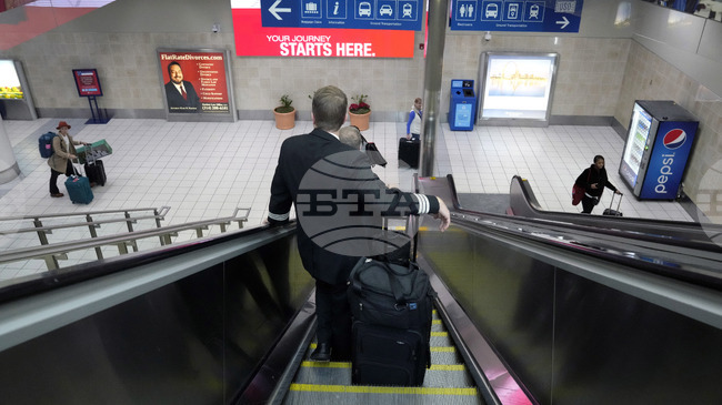 Мъж беше застрелян на летището в Сейнт Луис, след като размахал нож срещу полицейски служители