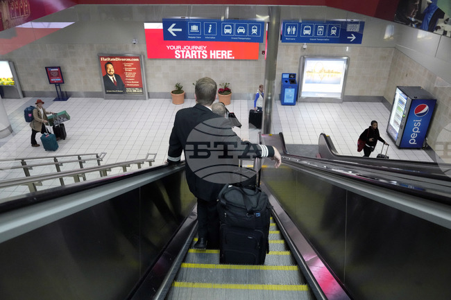 Мъж беше застрелян на летището в Сейнт Луис, след като размахал нож срещу полицейски служители