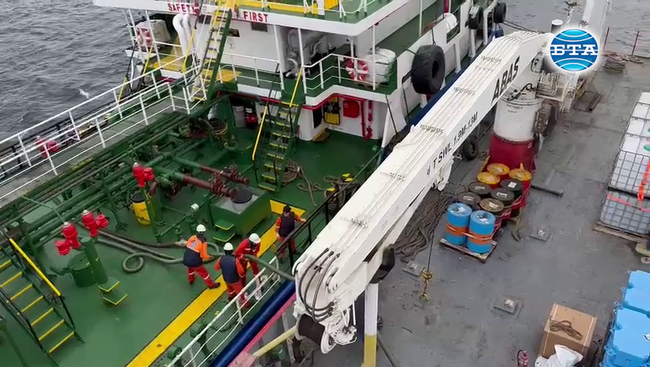 Корабът "Св. св. Кирил и Методий" спусна котва край Босфора, за да зареди гориво