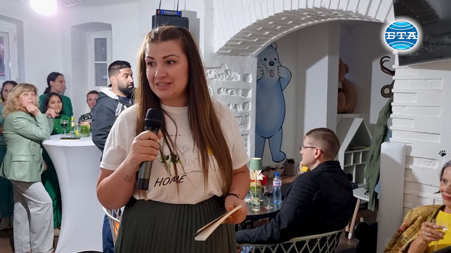 Младата видинска писателка Виктория Топалска представи книгата си „По(д)правки“