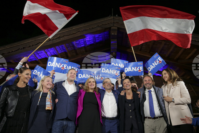 Над 1000 души демонстрираха във Виена срещу изключването на Австрийската партия на свободата от преговорите за съставяне на правителство