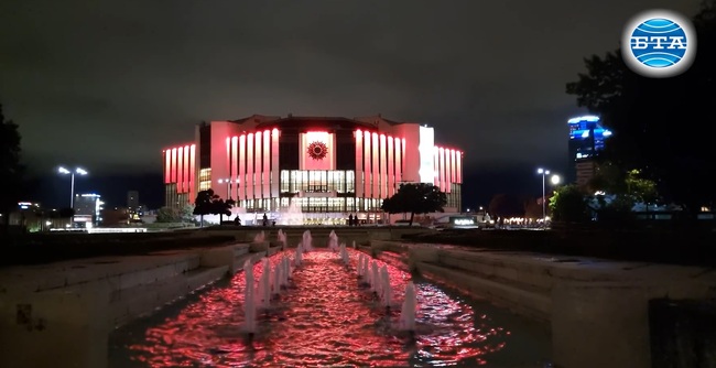 НДК беше осветен в червено заради Световния ден на сърцето
