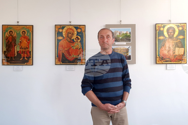 Изложба с 30 икони и 100 фотографии на Мирослав Вълев е подредена в троянската галерия „Серякова къща“