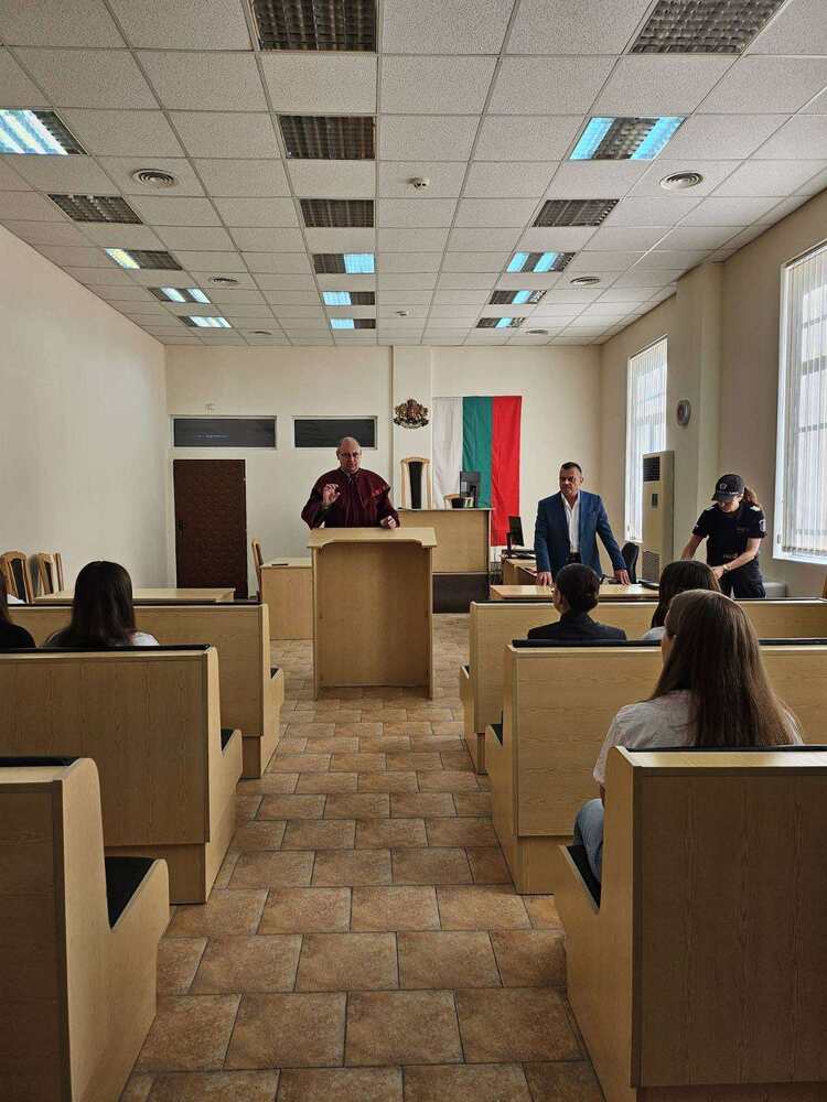 АП – Варна: Ученици от 10 клас в СУ „Свети Седмочисленици“ бяха гости в Деня на отворените врати на Районната прокуратура и Районния съд в Търговище