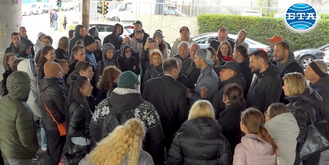 Жители на столичния квартал "Симeоново" се събраха на протест заради лошата инфраструктура в района и липсата на канализация