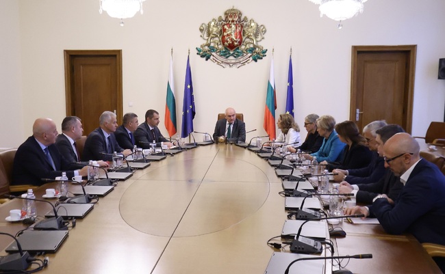 Министерски съвет: Екип на Държавния авиационен оператор е в готовност да излети за Ливан