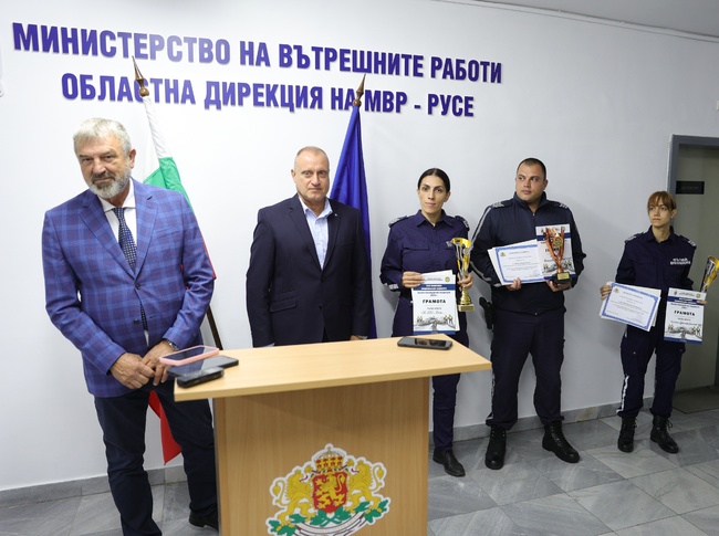 Пътни полицаи получиха специални грамоти от областния управител на Русе Драгомир Драганов
