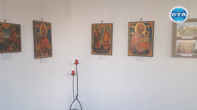 Изложба с 30 икони и 100 фотографии на Мирослав Вълев е подредена в троянската галерия „Серякова къща“
