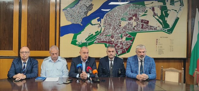 ОА Русе: Трима пътни полицаи от Русе с грамоти от областния управител Драгомир Драганов