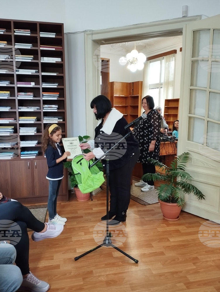 Регионалната библиотека в Сливен награди 17 ученици, прочели най-много книги през лятото