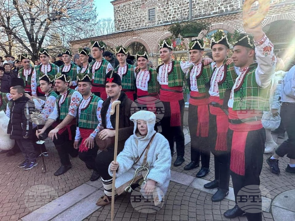 Коледари от Ямбол дариха средства за лечението на дете с детска церебрална парализа
