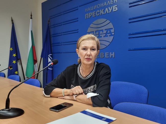 Анелия Дечева, диригент на Общински хор "Гена Димитрова" в Плевен - гост за представянето на списание "ЛИК" в Националния пресклуб на БТА в Плевен