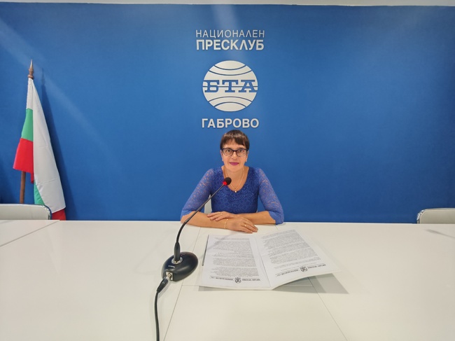 Елена Назърова, диригент гост в БТА за представяне на списание ЛИК