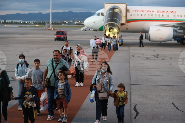 Летище София - полет от Ливан - евакуирани български граждани