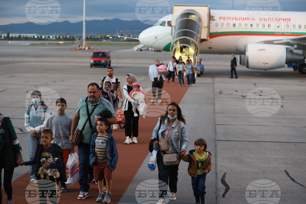 Летище София - полет от Ливан - евакуирани български граждани
