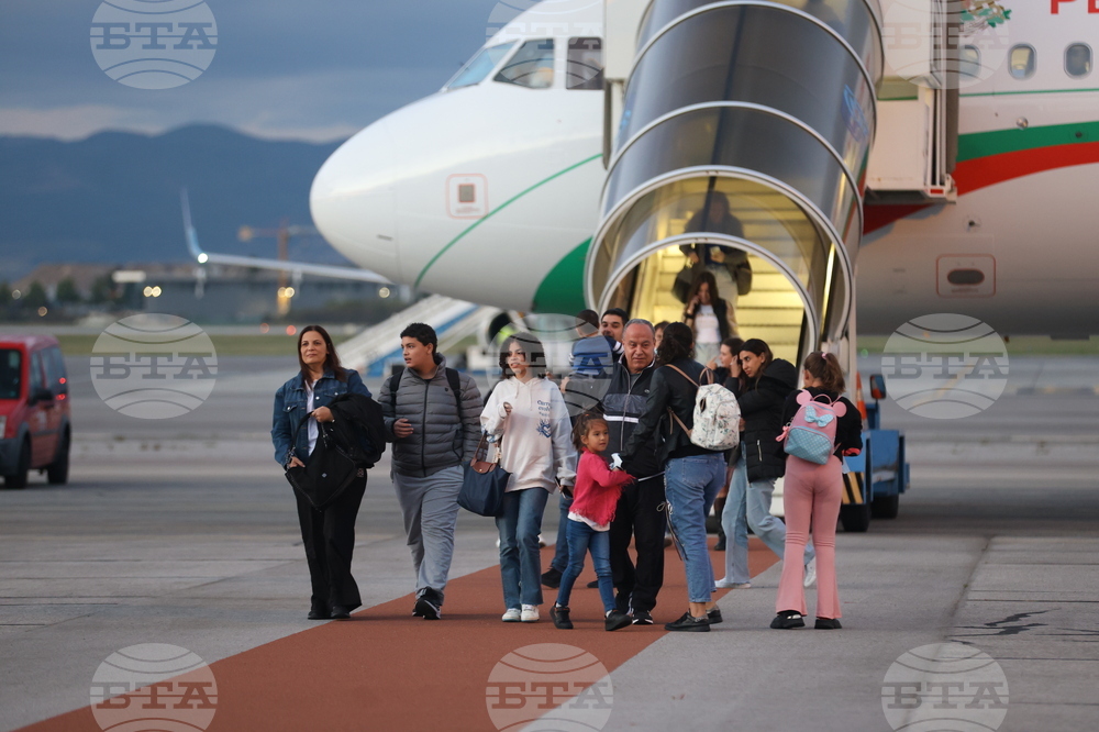 Летище София - полет от Ливан - евакуирани български граждани